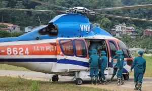 Trực thăng quân đội mang nhu yếu phẩm đến người dân vùng lũ Trực thăng quân đội mang nhu yếu phẩm đến người dân vùng lũ