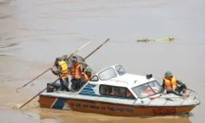 Tìm thấy thi thể đầu tiên vụ sập cầu Phong Châu Tìm thấy thi thể đầu tiên vụ sập cầu Phong Châu