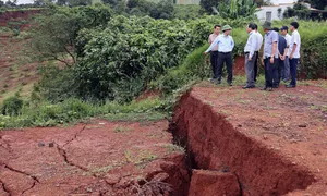 Sụt lún ven quốc lộ 14 Sụt lún ven quốc lộ 14