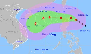 Bão mạnh cấp 13 gần Biển Đông Bão mạnh cấp 13 gần Biển Đông