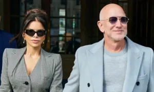 Vợ chồng tỷ phú Jeff Bezos diện đồ đôi dạo phố Vợ chồng tỷ phú Jeff Bezos diện đồ đôi dạo phố