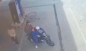 Chạy xe 8 km 'trả vợ' cho khách Chạy xe 8 km 'trả vợ' cho khách