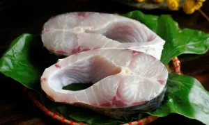 Vì sao xát muối rửa cá vẫn tanh?