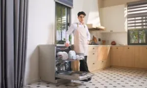 Huy Trần chăm sóc tổ ấm bằng thiết bị thông minh