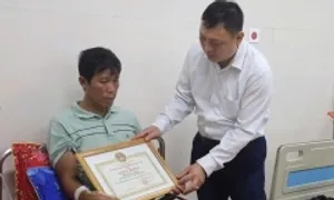 Hai người dân Lý Sơn cứu nạn giữa bão được khen thưởng