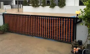 Dùng bạt bảo vệ cả căn nhà trước nước lũ